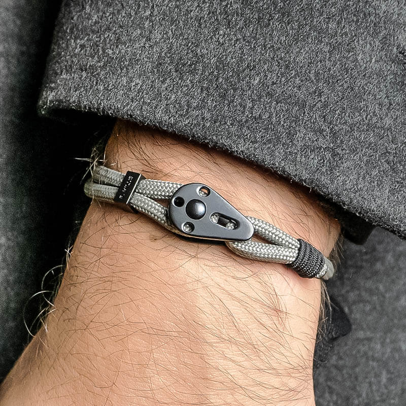 Bracelet ajustable gris perlé fermoir poulie noir Patrice Hill's broad Peak fabriqué en france