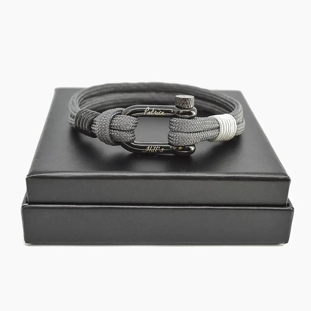 Bracelet Sidéral Patrice Hill’s en cordon gris ardoise avec fermoir manille noire, fabriqué en France